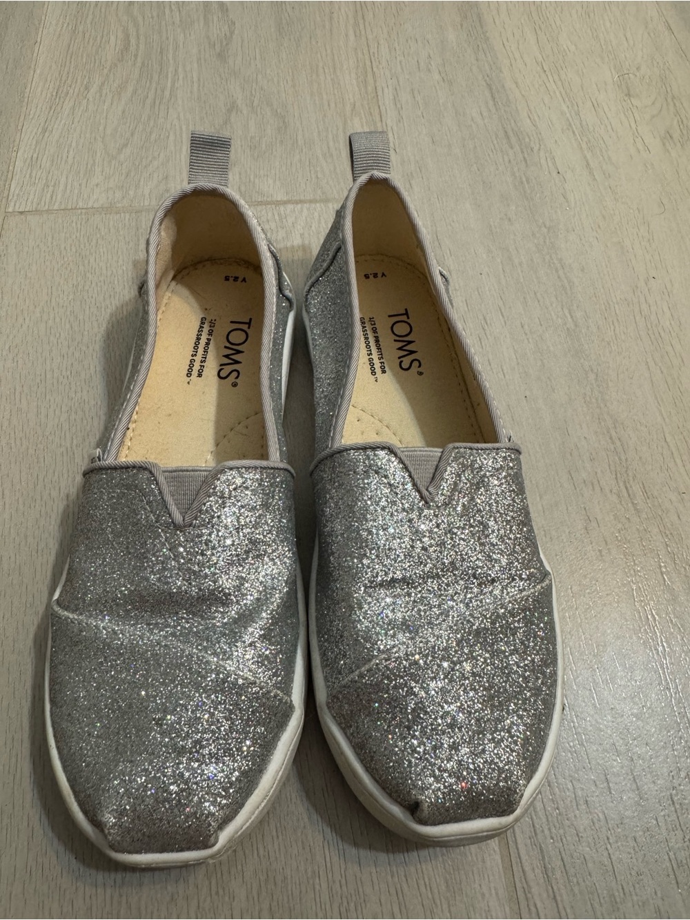 Girls TOMS Silver Glitter shoes size 2.5 - Picture 2 of 4